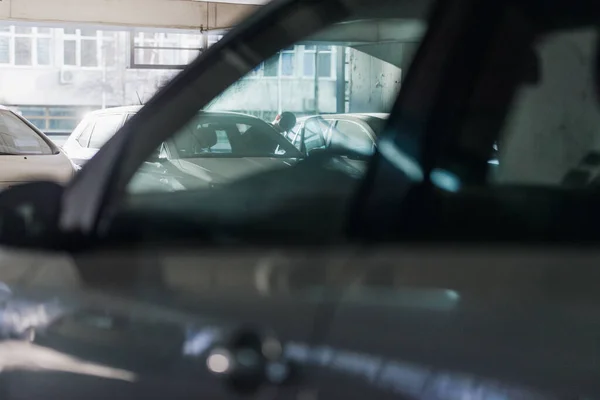 Joven Ladrón Está Tratando Robar Coche Aparcamiento — Foto de Stock