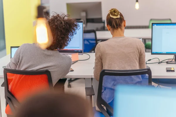 Gyönyörű Szőke Egy Afro Frizurás Munkatárs Akik Modern Startup Irodákban — Stock Fotó