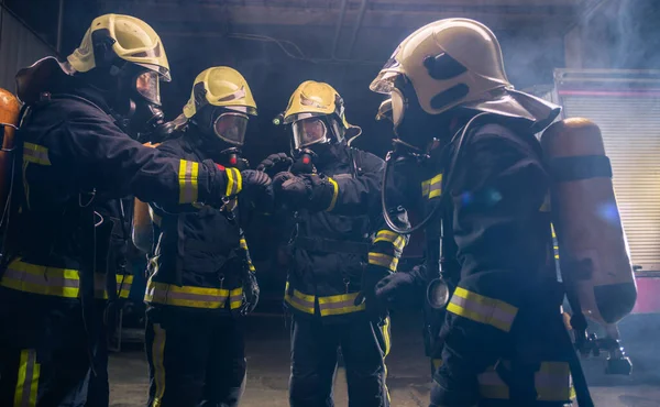 Grupa Strażaków Straży Pożarnej Organizująca Plan Działania Rzecz Bezpiecznej Realizacji — Zdjęcie stockowe