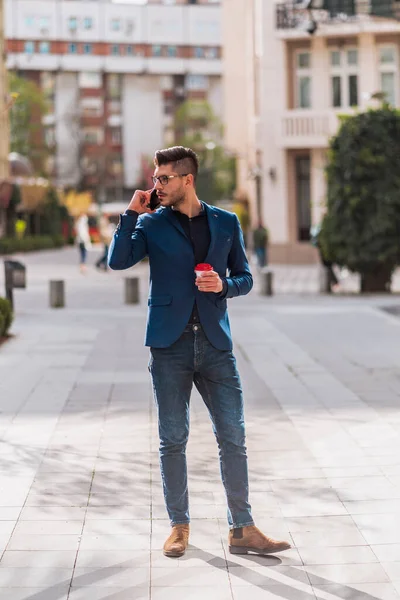Hombre Negocios Moda Con Café Caminando Ciudad Sqaure Mientras Habla — Foto de Stock