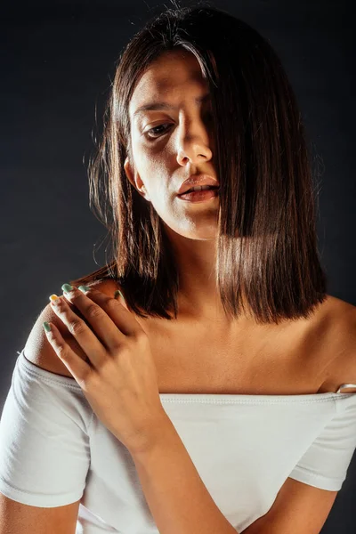Портрет Молодой Модной Женщины Белом Топе — стоковое фото