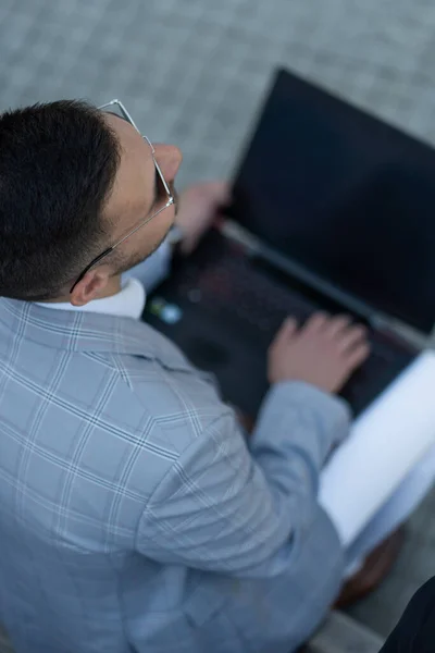 Schöner Geschäftsmann Arbeitet Seinem Laptop Während Sich Mit Seinen Partnern — Stockfoto