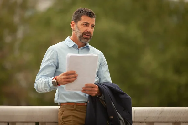 Hombre Negocios Urbano Está Pensando Los Documentos Sus Manos — Foto de Stock