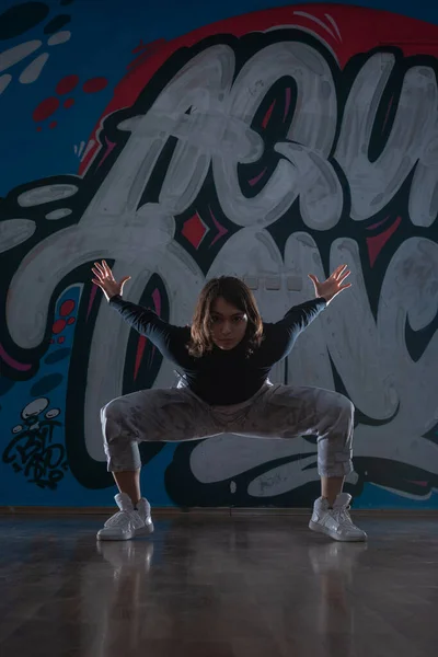 在涂鸦工作室背景下跳舞的年轻女子嘻哈舞蹈演员的轮廓 反差色 — 图库照片
