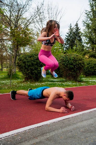 Sporty Couple Muscular Body Doing Pushups Exercises Running Track Natural — Stock Photo, Image