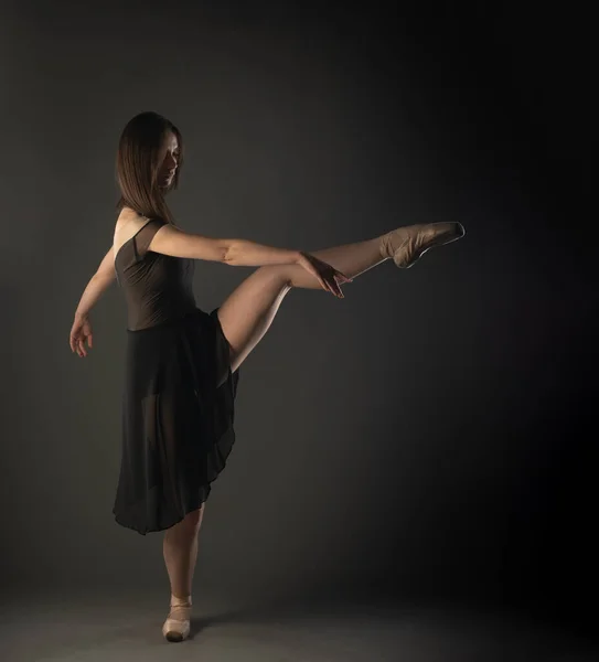 Beallerina Con Zapatos Puntiagudos Está Haciendo Una Pose Asimétrica Espiral — Foto de Stock