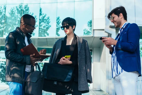 Trois Collègues Affaires Heureux Parlent Extérieur Bureau — Photo