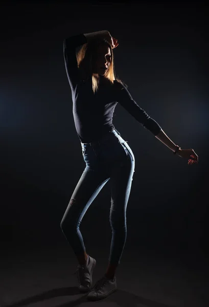 Silhouet Foto Van Een Jonge Prachtige Vrouw Poseren Zwarte Achtergrond — Stockfoto