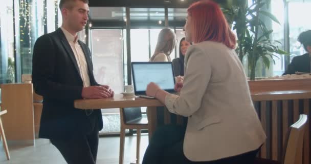 Business Team Heeft Een Vergadering Een Koffiebar — Stockvideo