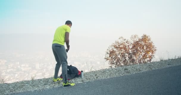 Hombre Mayor Está Preparando Para Explosivo Correr Por Montaña Por — Vídeos de Stock