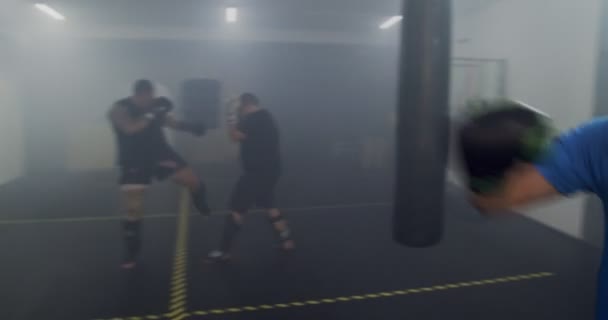 Deux Hommes Battent Dans Salle Gym — Video
