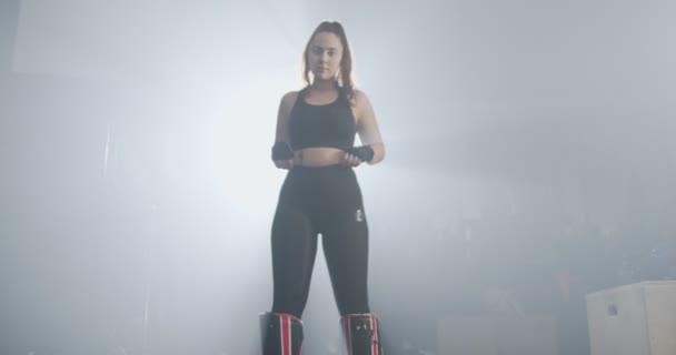 Flicka Förbereder För Boxning — Stockvideo