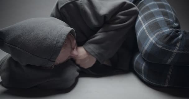Сломленный Мальчик Получает Удар Тревоги Действительно Трудно Время Плача Депрессия — стоковое видео