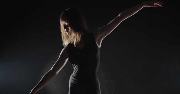 Belle Ballerine Dansant Studio Sur Fond Noir — Video