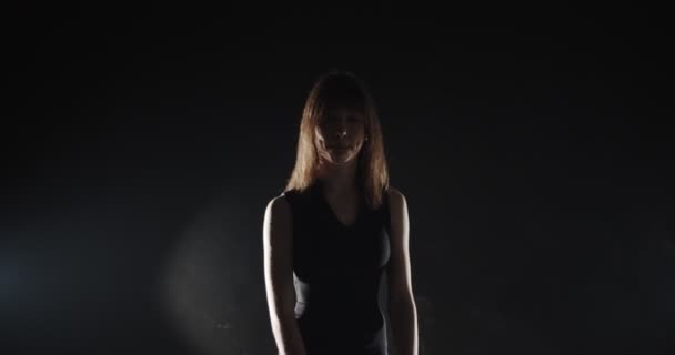 Όμορφη Μπαλαρίνα Χορό Στο Στούντιο Μαύρο Φόντο — Αρχείο Βίντεο