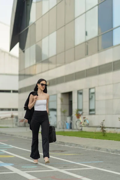 Empresária Bem Vestida Vai Reunião Com Sócios — Fotografia de Stock