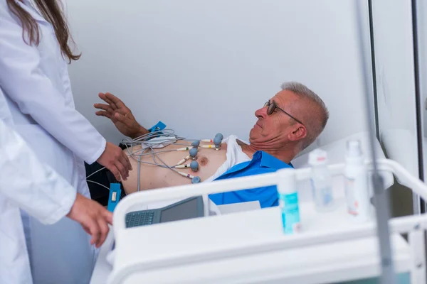 Médico Cardiólogo Está Conectando Sensores Vacío Anciano Anciano Paciente Para —  Fotos de Stock