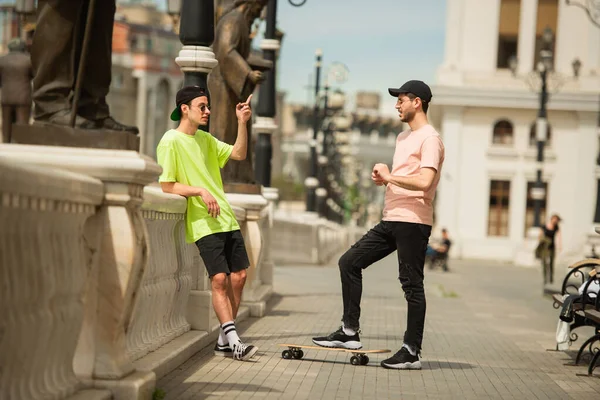 Dos Chicos Guapos Forma Están Teniendo Una Conversación Afuera Día — Foto de Stock