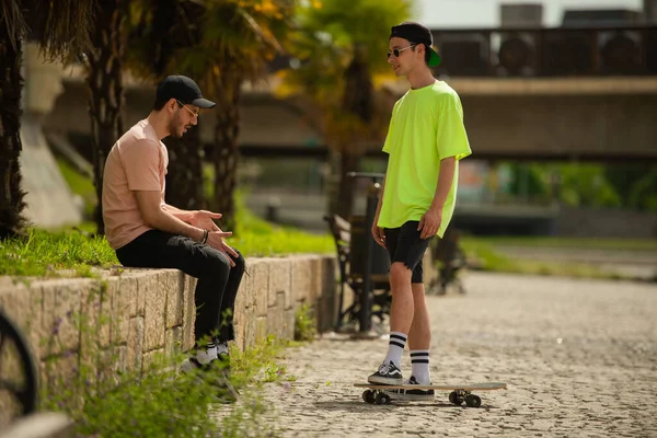 Two Friends Talking While Sitting Wall — Stock Photo, Image