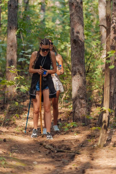 Twee Vrouwelijke Kaukasische Vrienden Wandelen Het Bos Een Berg Een — Stockfoto