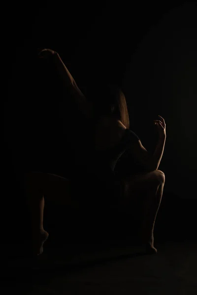 Young Ballerina Posing Her Arms While Squatting Holding Posture Silhouette — Stock Photo, Image