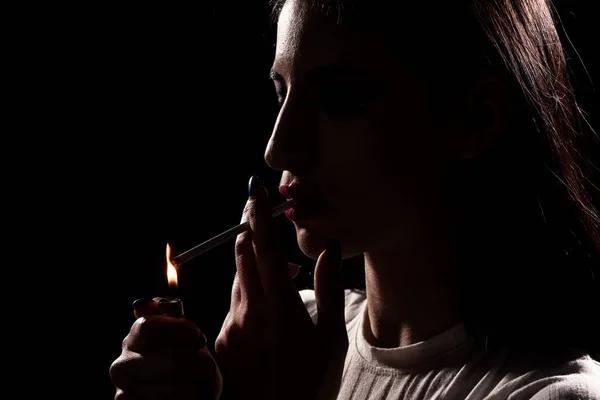 Wanita Fashion Menyalakan Rokok Dengan Latar Belakang Hitam — Stok Foto