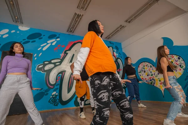 Renkli Dans Eden Genç Dansçılar Hip Hop Yaparken Eğleniyorlar Aktif — Stok fotoğraf