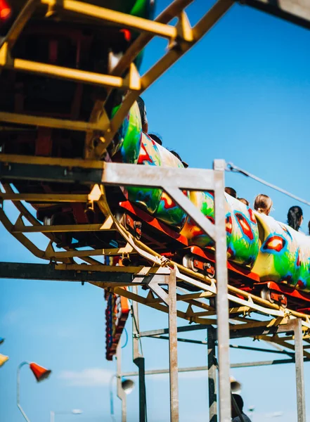 Jeunes Gens Joyeux Appréciant Dans Funfair Équitation Dans Train Montagnes — Photo