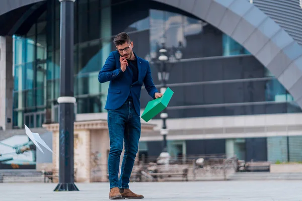 Geschäftsmann Mit Handy Gegen Geschäftszentrum Hintergrund — Stockfoto