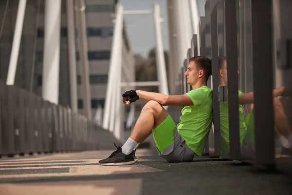 Attraktiver Sportler Legt Laufpause Ein — Stockfoto