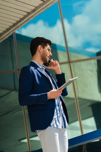 Hombre Negocios Guapo Está Teniendo Una Conversación Seria Sobre Empresa —  Fotos de Stock