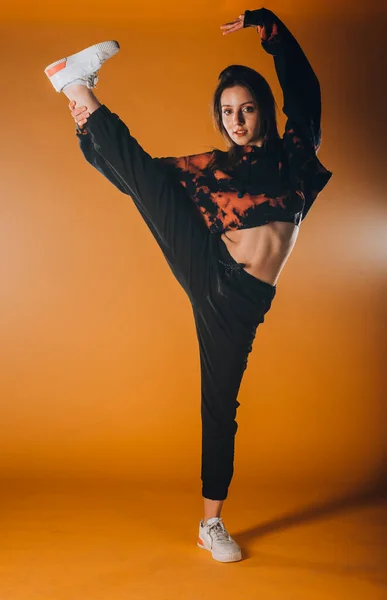Stüdyoda Dans Çalışmasında Genç Bir Dansçı — Stok fotoğraf
