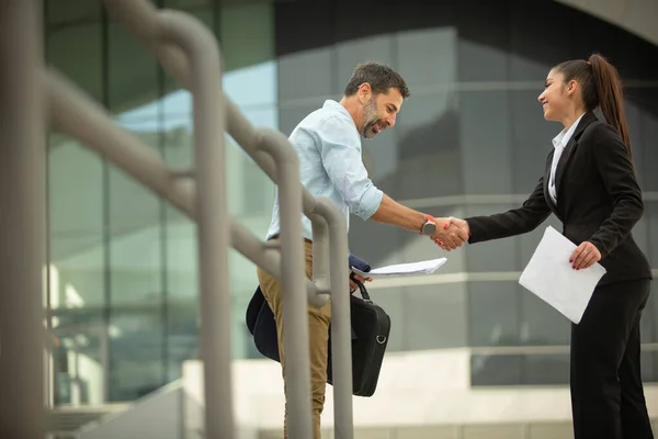 Zwei Geschäftsleute Machen Einen Deal Über Die Pläne Des Unternehmens — Stockfoto