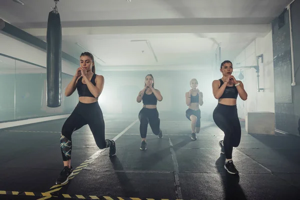 Skupina Sportovkyň Sportovním Oblečení Dělá Výpad Cvičení Tělocvičně Jejich Pravou — Stock fotografie