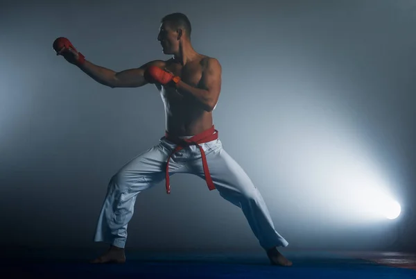 Hombre Kimono Blanco Cinturón Rojo Entrenamiento Karate Sobre Fondo Oscuro — Foto de Stock