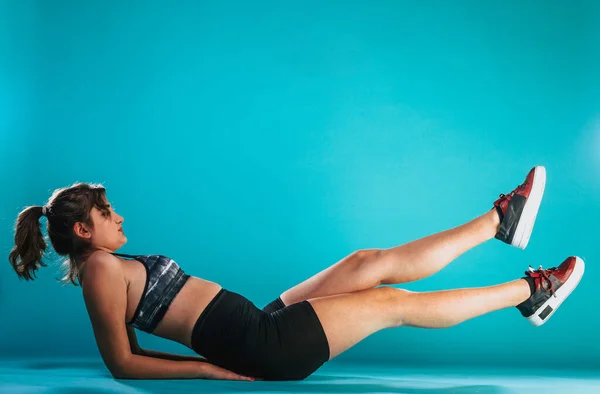 フィットネスの女性は彼女の腹筋を伸ばし 女性ランナーのストレッチをフィット — ストック写真