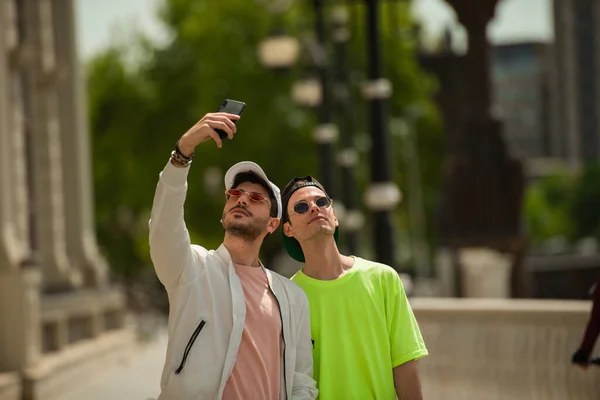 Två Manliga Vänner Tar Selfies Med Solglasögon — Stockfoto