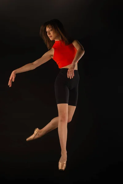 Bailarina Está Haciendo Perfecto Salto Ballet Mientras Posa Aire —  Fotos de Stock