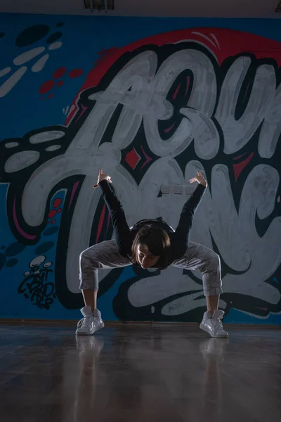 Sylwetka Młodej Kobiety Tancerki Hiphop Breakdancer Tańczącej Tle Studia Graffiti — Zdjęcie stockowe