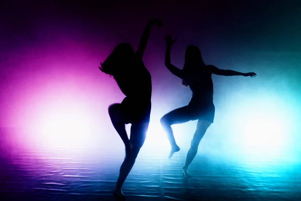 Para Tancerzy Baletowych Czarnych Rajstopach Podczas Ćwiczeń Tanecznych — Zdjęcie stockowe