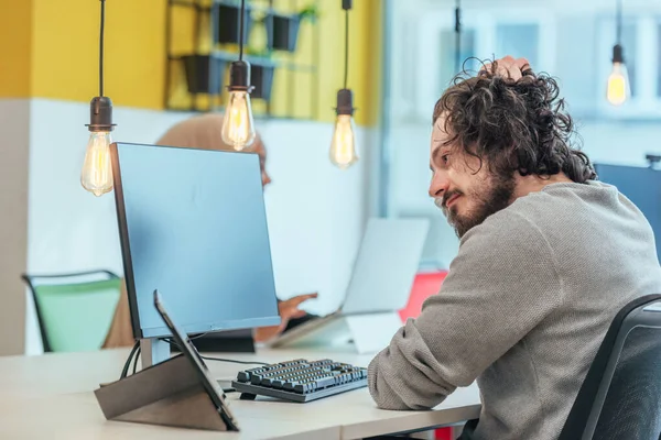 Wütend Sitzt Ein Verwirrter Geschäftsmann Mit Lockigem Haar Und Afrofrisur — Stockfoto