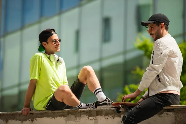 Dos Mejores Amigos Están Pasando Rato Juntos Mientras Tienen Una — Foto de Stock