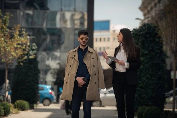 Socios Negocios Están Teniendo Una Conversación Seria Sobre Nueva Empresa —  Fotos de Stock