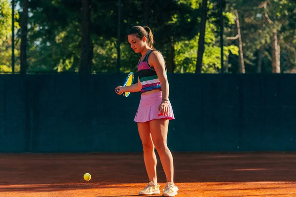 Junge Tennisspielerin Schlägt Den Ball Mit Einem Schläger Auf Den — Stockfoto