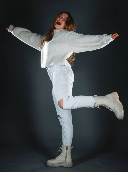 Foto Cuerpo Una Joven Guay Vestida Con Ropa Moderna — Foto de Stock