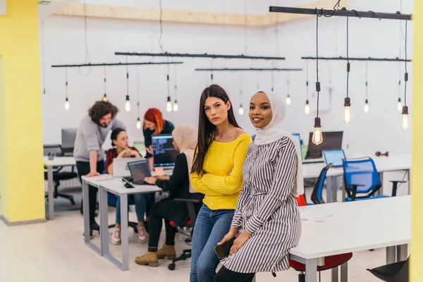 Porträt Zweier Afroamerikanischer Geschäftsfrauen Die Miteinander Reden Während Sie Einem — Stockfoto