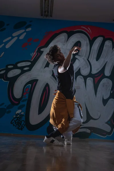 Jonge Zwarte Man Dansend Hip Hop Stijl Een Stedelijke Omgeving — Stockfoto
