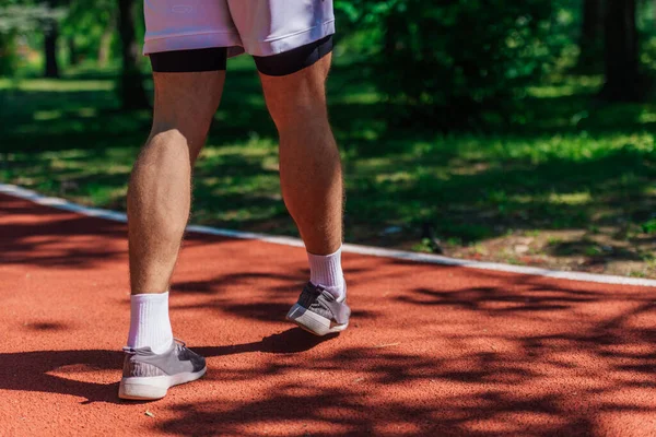 男子跑鞋在公园跑道上的特写照片 — 图库照片