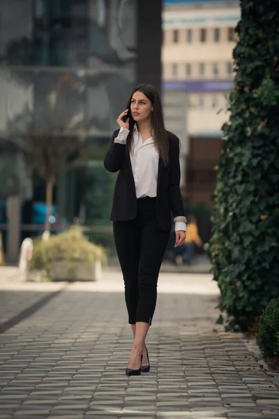 Buisnesswoman Está Pensando Sobre Oferta Que Ela Está Ouvindo Telefone — Fotografia de Stock