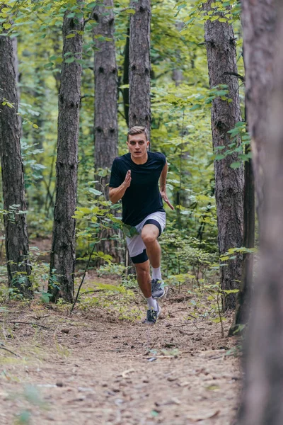 Volledige Foto Van Een Aantrekkelijke Mannelijke Atleet Het Bos — Stockfoto